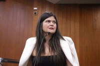 Aava Santiago aciona TCM para suspender licitação de R$ 80 milhões e aponta risco de dano ao erário em Goiânia