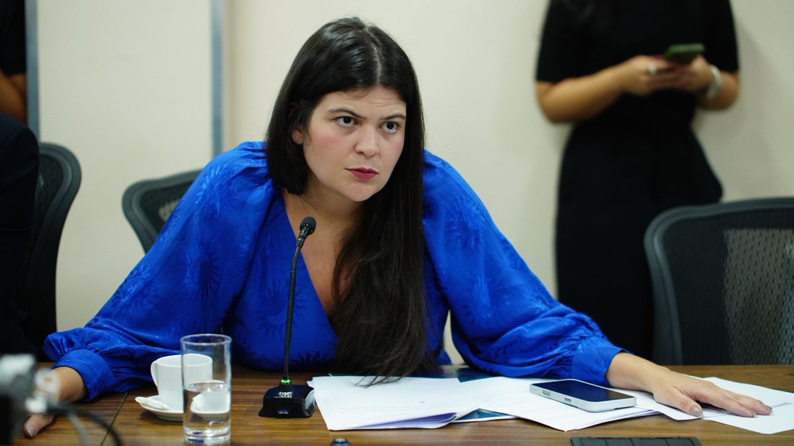 Aava Santiago cobra explicações sobre medições e sobre fiscalização do contrato da Limpa Gyn