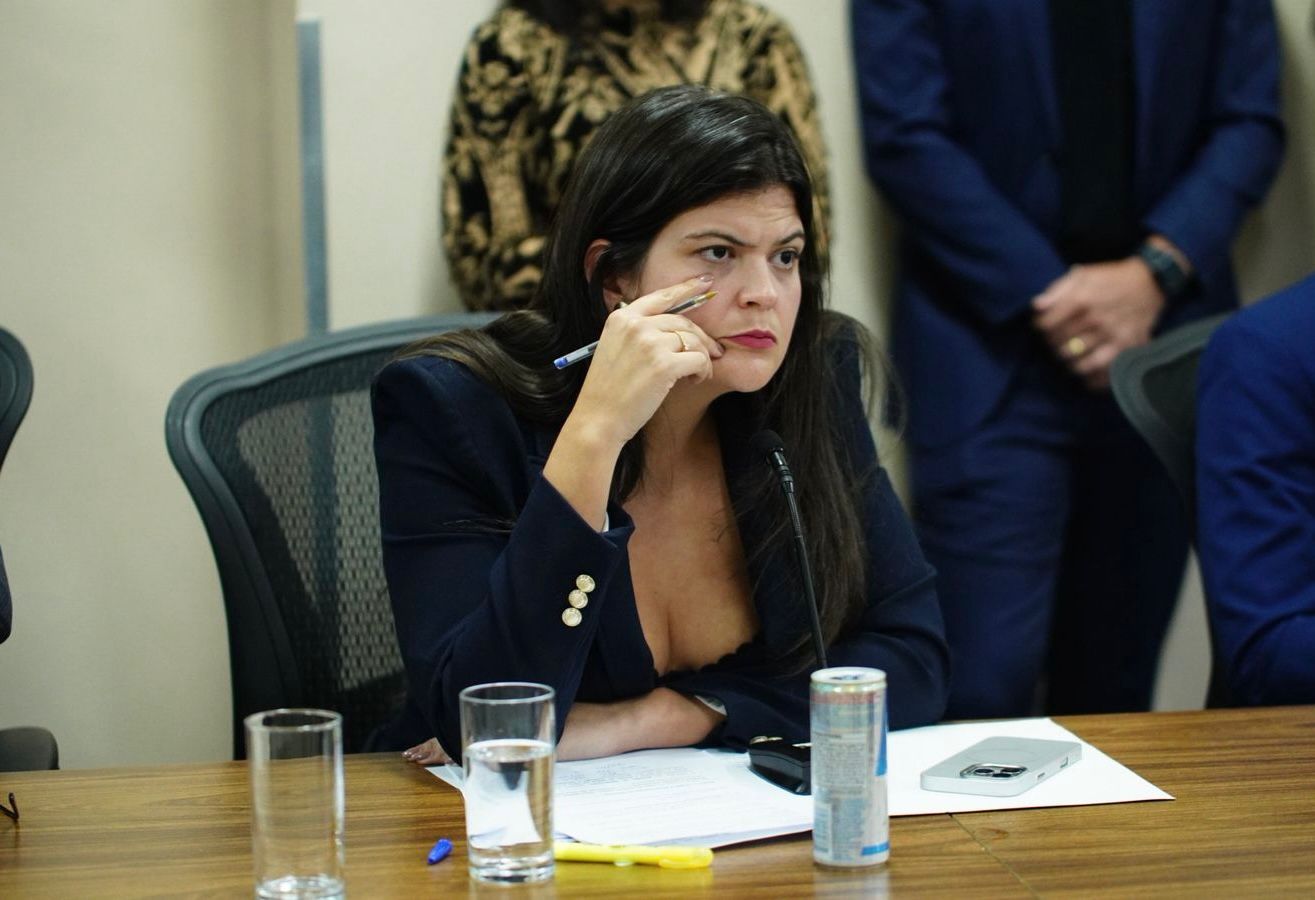 Aava Santiago cobra respostas sobre falhas na execução e na fiscalização de contrato do Limpa Gyn