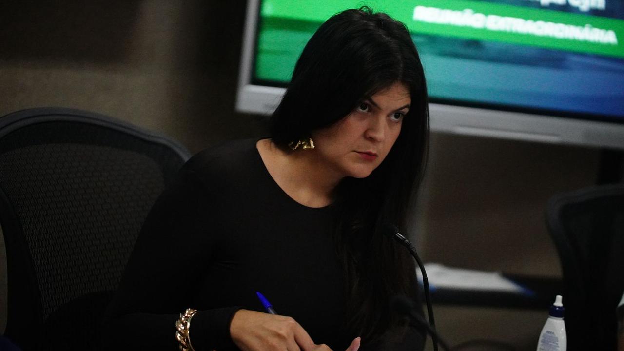 Aava Santiago conduz reunião extraordinária da CEI da Limpa Gyn e questiona servidora da Seinfra sobre vínculos com empresa investigada