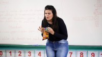 Aava Santiago lança campanha do Maio Laranja com almofadas educativas