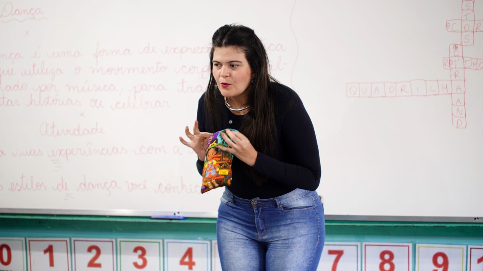 Aava Santiago lança campanha do Maio Laranja com almofadas educativas