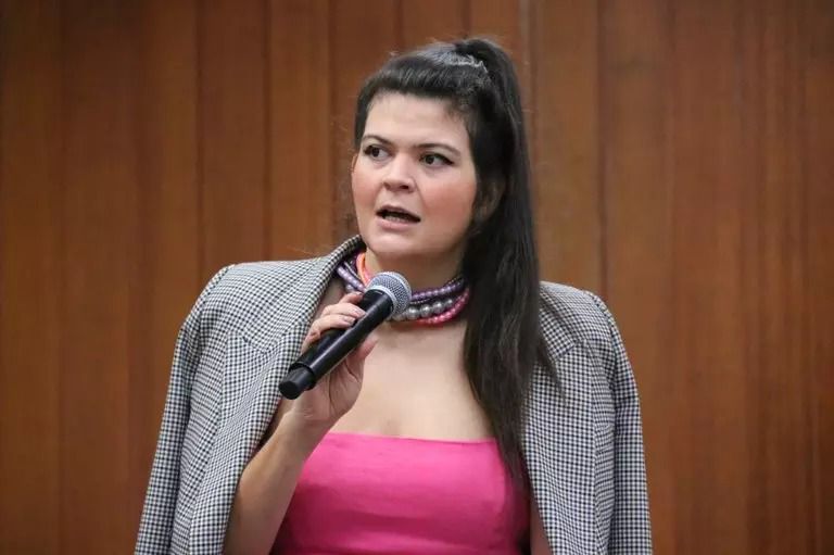 Aava Santiago notifica DenaSUS sobre suspensão de serviços em maternidades públicas de Goiânia
