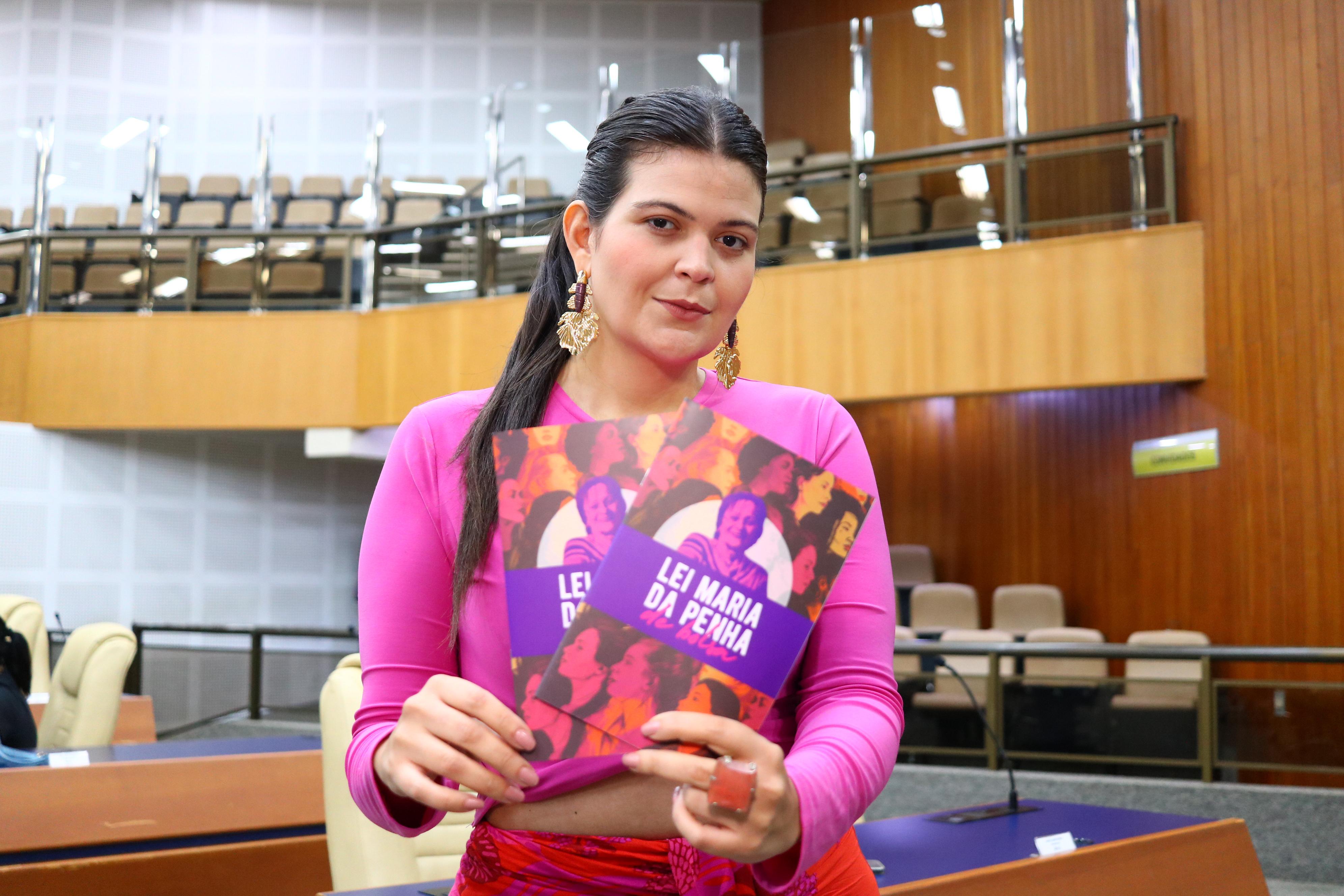Aava Santiago, Ouvidoria da Mulher e Escola do Legislativo lançam cartilha “Lei Maria da Penha de Bolsa” 