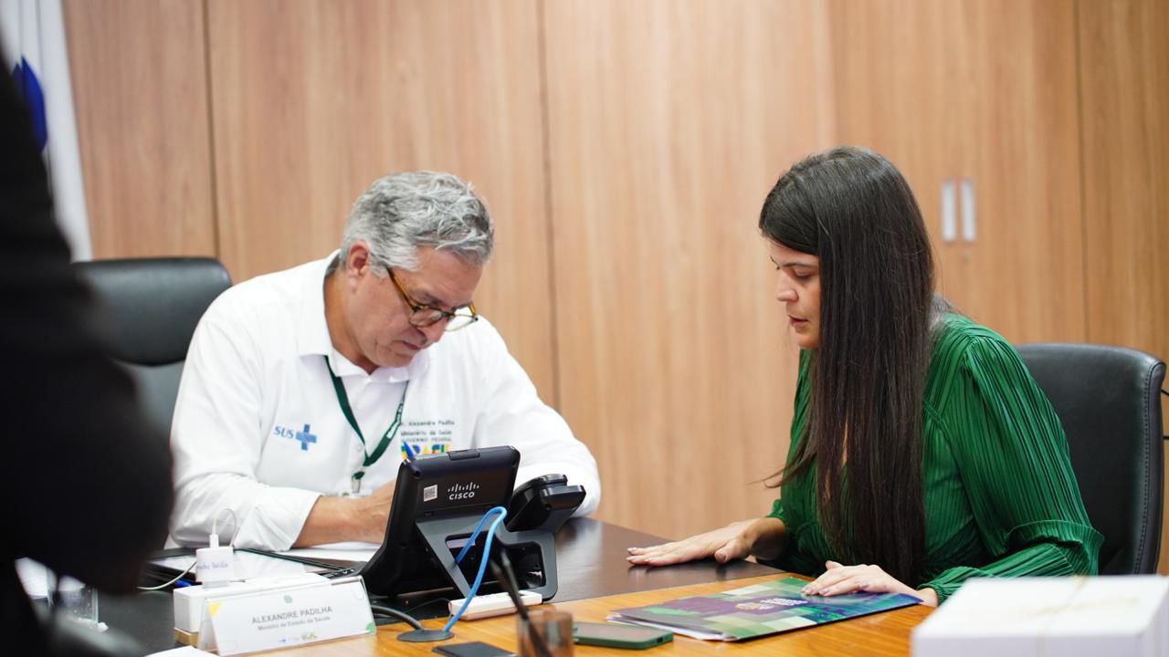Após atuação de Aava Santiago, Araújo Jorge recebe novo acelerador linear do Ministério da Saúde