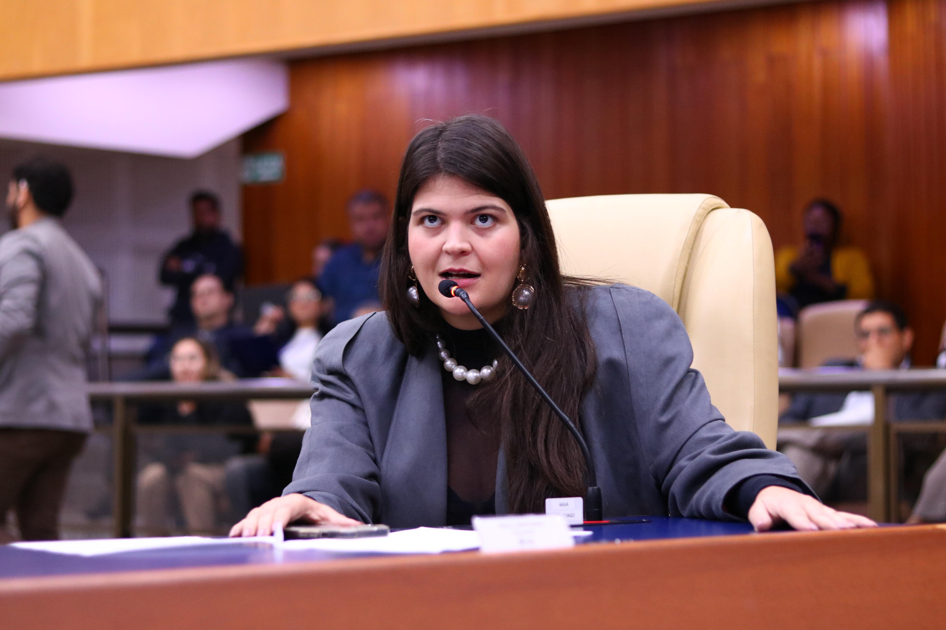 Aprovada lei de autoria da vereadora Aava Santiago que obriga cartazes sobre Manobra de Heimlich