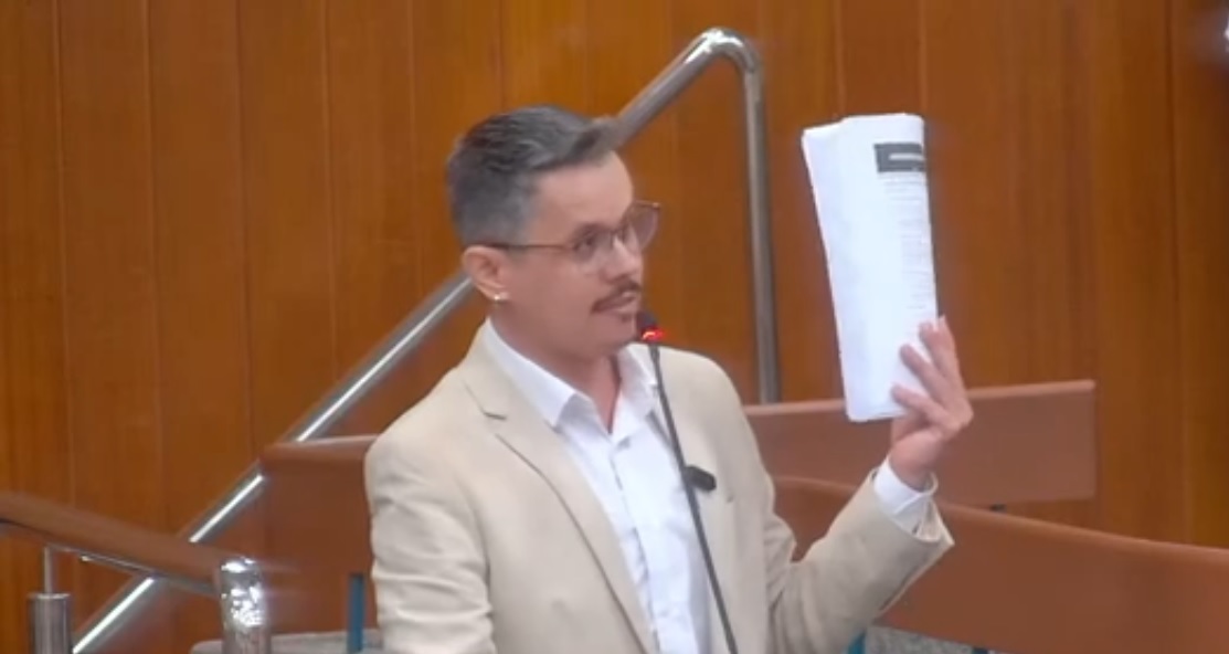 Fabrício Rosa entrega ao prefeito Sandro Mabel cerca de 10 mil assinaturas contra a Taxa do Lixo