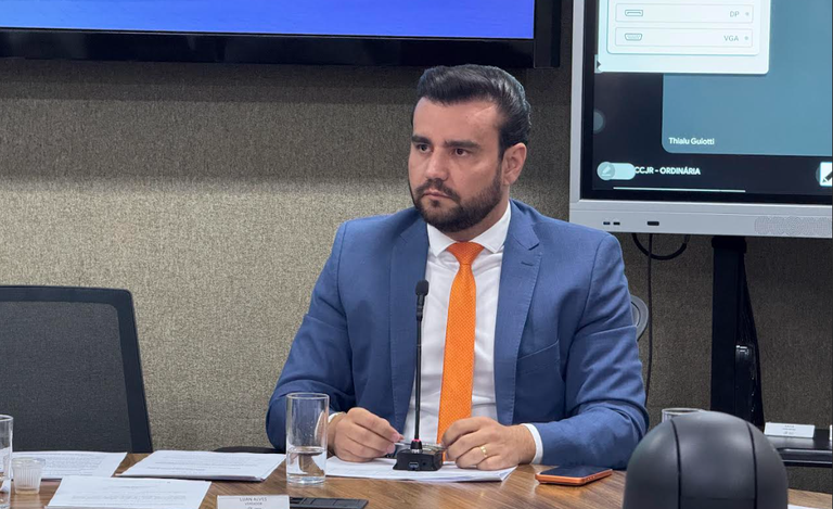 CCJ discute soluções para ilhas de calor após chuvas removerem gramas sintéticas de canteiros centrais