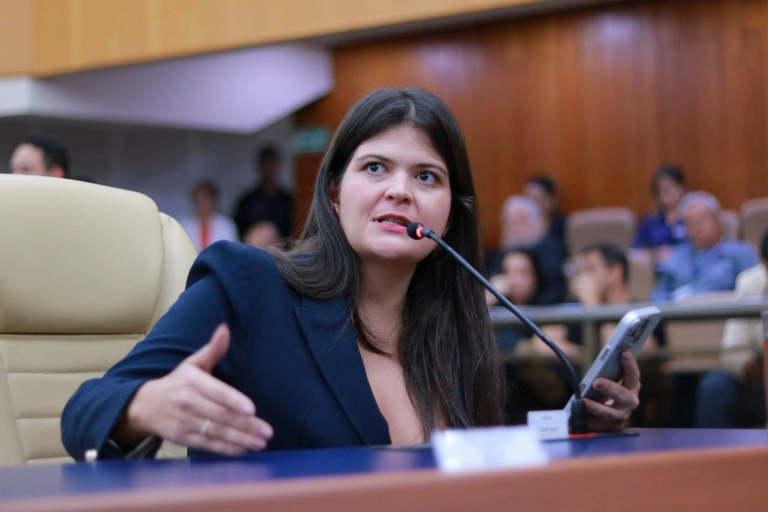 MPGO exige documentos da Secretaria de Educação em 10 dias após denúncia de Aava Santiago sobre terceirização dos Cmeis