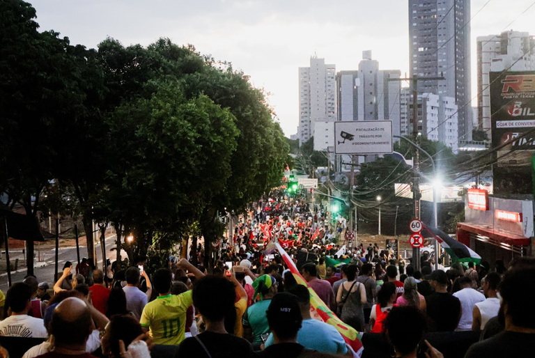 Mulher de Goiânia lidera ato histórico com milhares contra Anistia e PEC da Blindagem nas ruas da cidade