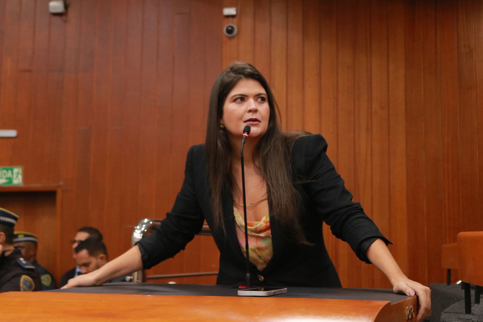 No mês da mulher, prefeito veta projeto de reconstrução dentária proposto por Aava Santiago