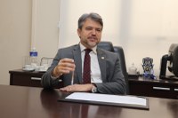 PL de Henrique Alves que obriga presença de auxiliar nos serviços de autoatendimento é aprovado