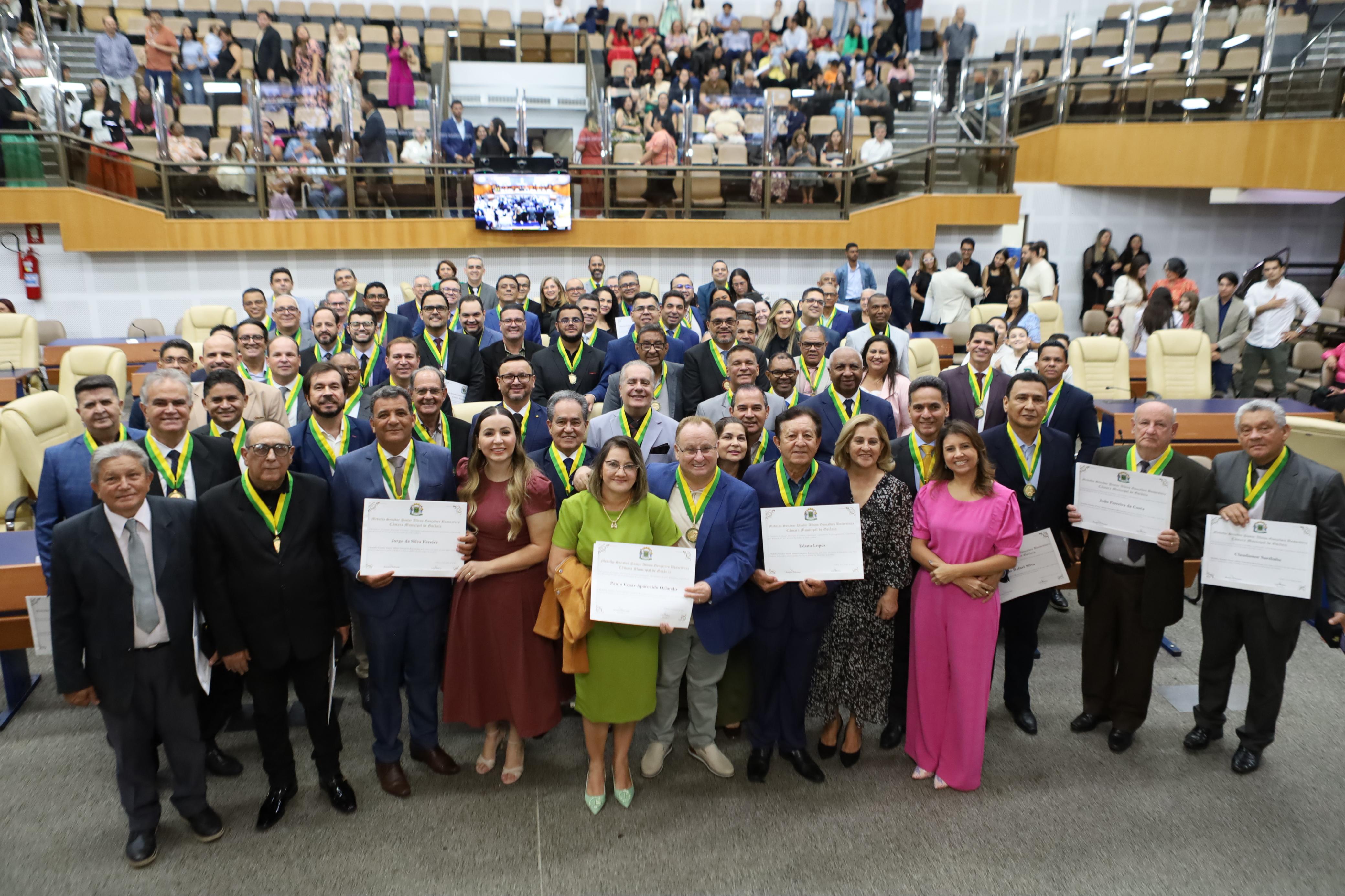 Em Sessão Especial, Léia Klebia homenageia pastores e pastoras