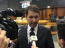 Andrey Azeredo fala à imprensa sobre assuntos em destaque na Câmara