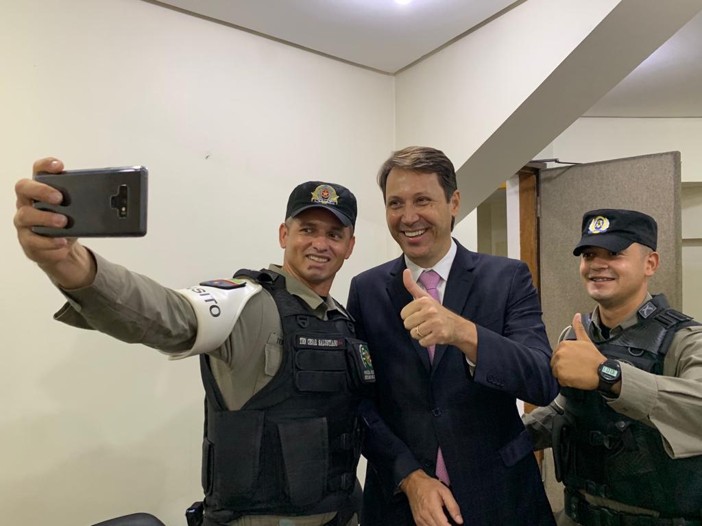Andrey Azeredo recebe visita de agradecimento do tenente Salustiano, PM que comemorou com a torcida do Goiás