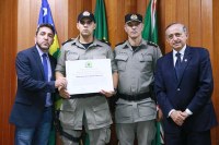 Cabo Senna entrega "Moção de Aplauso" a Policiais Militares