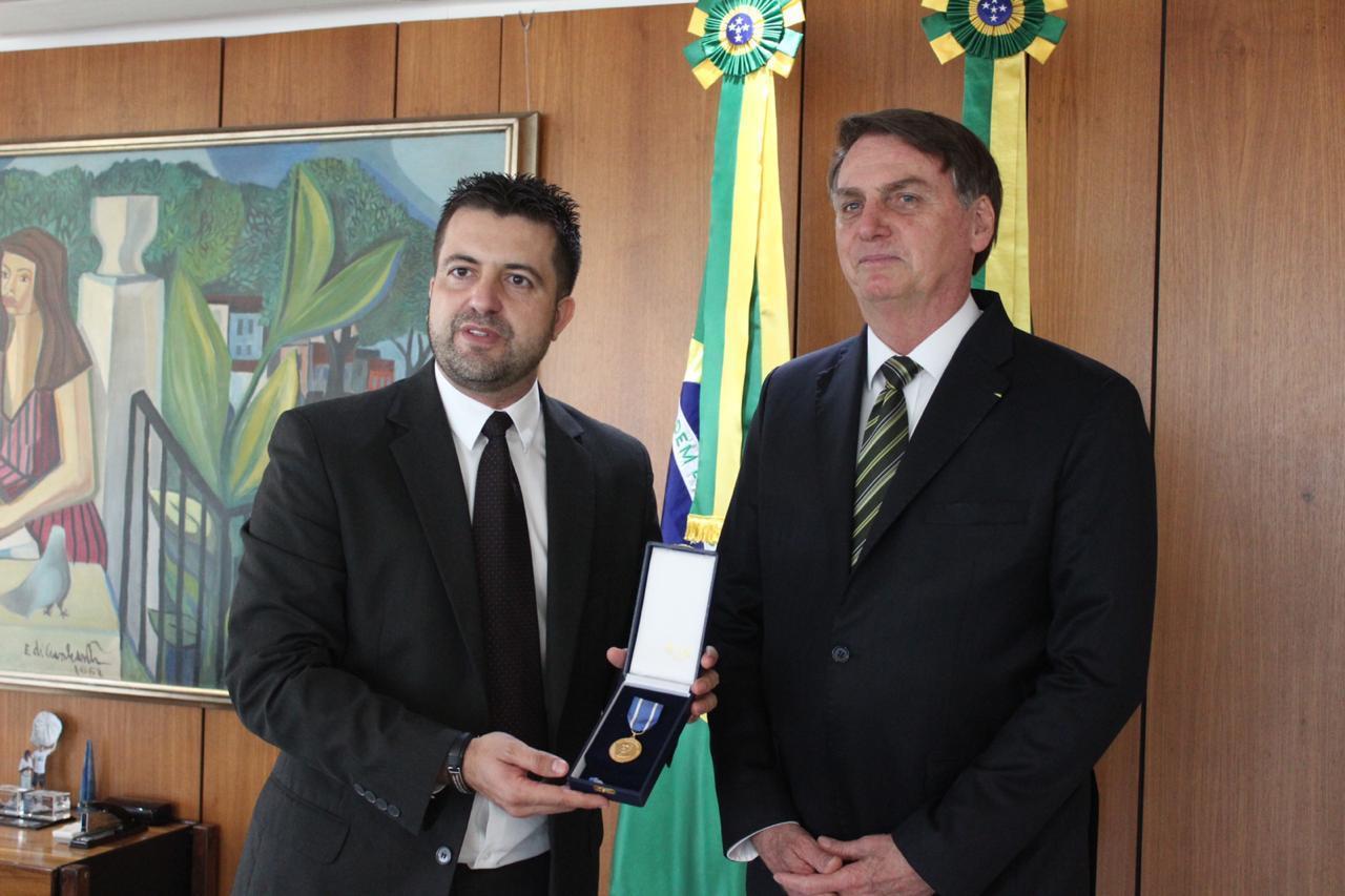 Dr. Gian entrega medalha para o presidente Bolsonaro