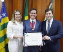 Lucas Kitão entrega Medalha Mérito do Agronegócio a Lissauer Vieira na Câmara de Goiânia
