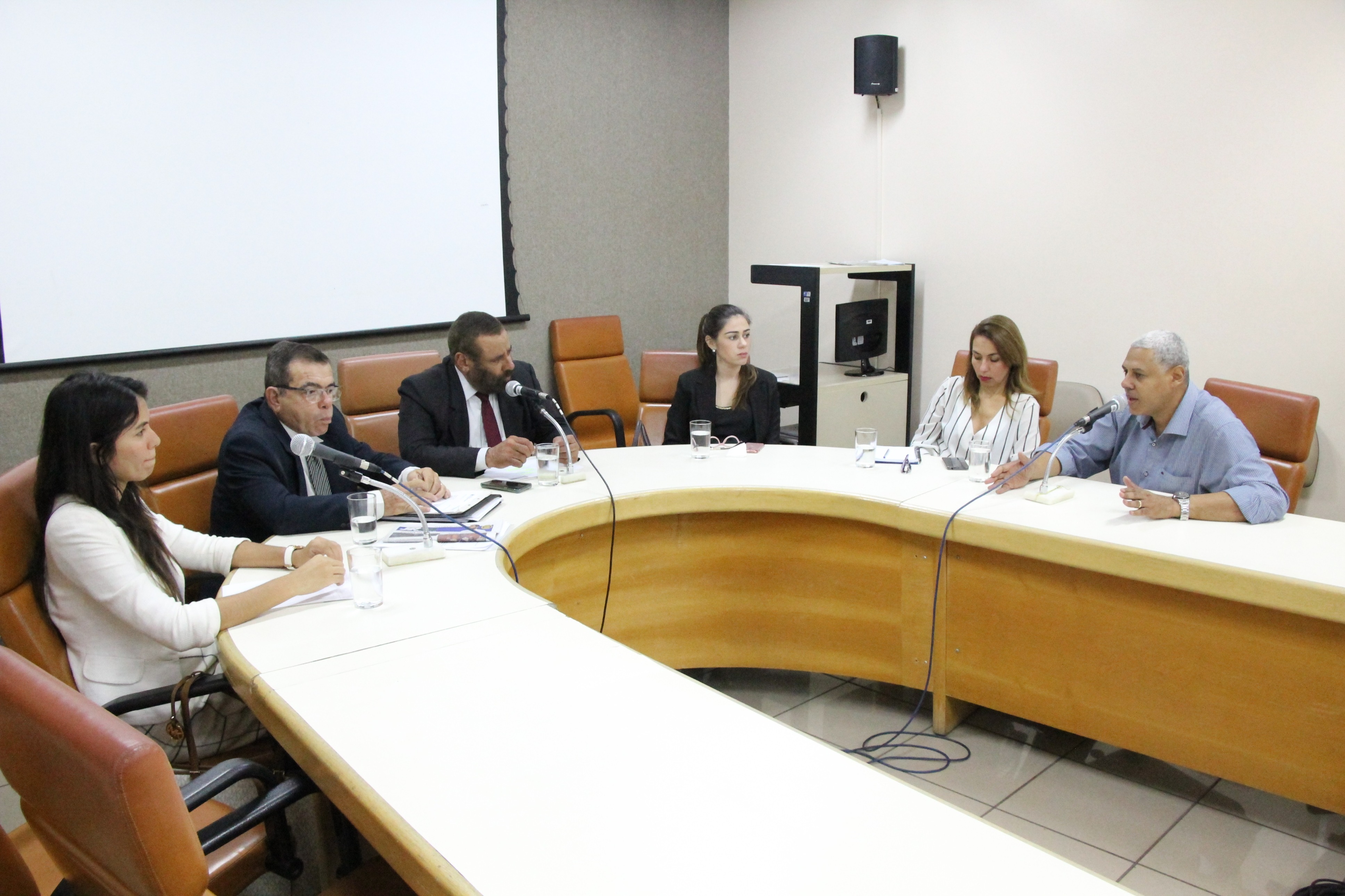 Paulo Magalhães realiza reunião para discutir direito dos idosos