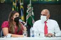 Prefeitura sanciona Adote uma Muda e Abril Laranja, leis da vereadora Sabrina Garcez