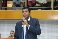 Romário Policarpo questiona terceirização de laboratórios