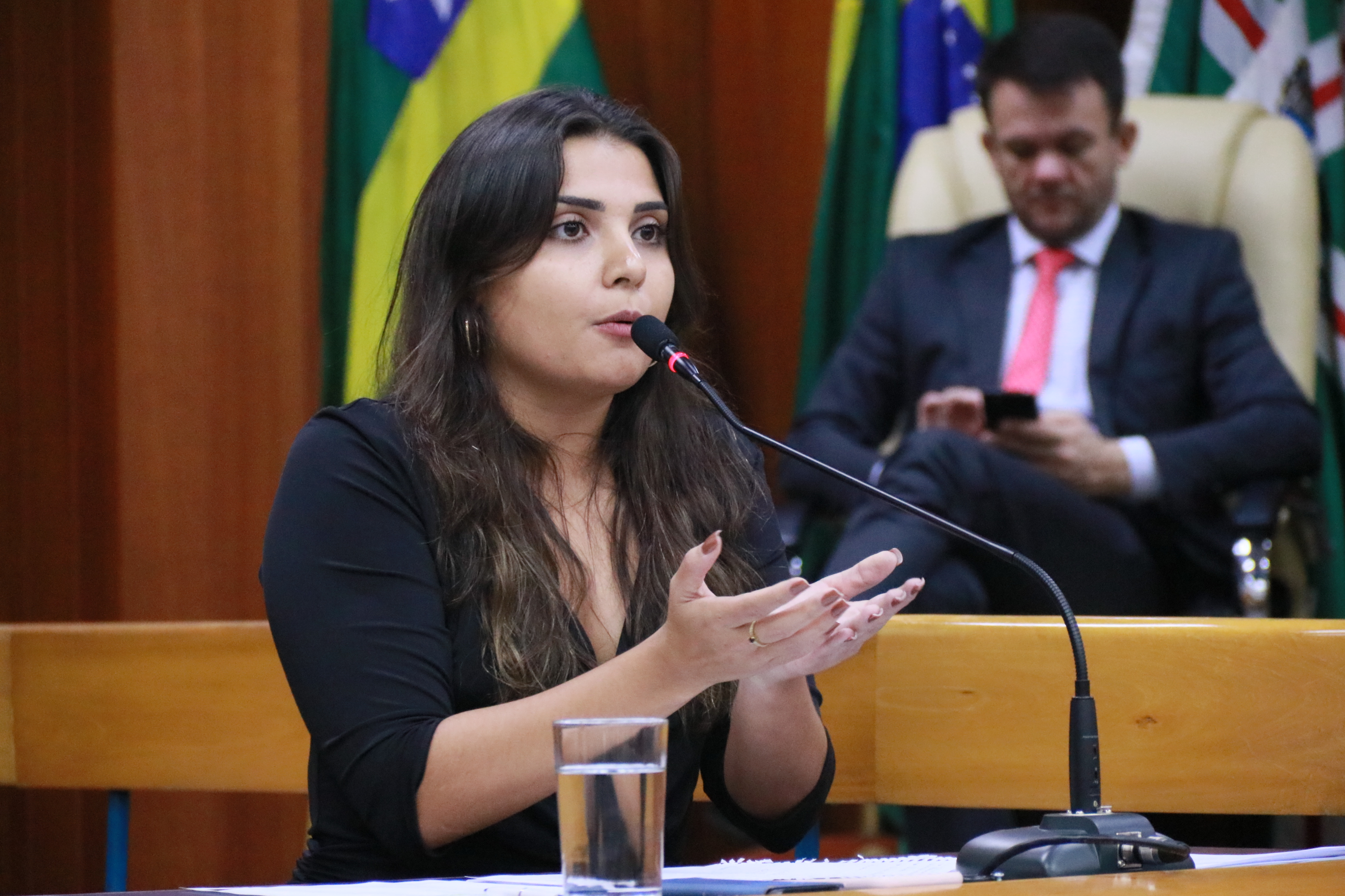 Sabrina Garcez denuncia Prefeitura por alto custo em contratação de salas modulares